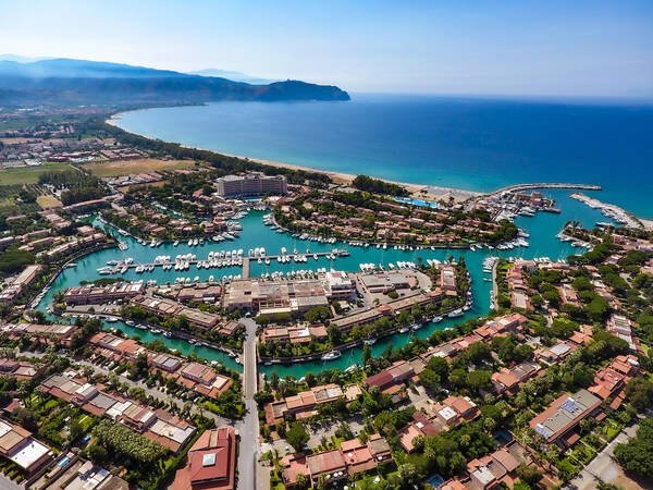 Il porto turistico di Portorosa nel nord della Sicilia
