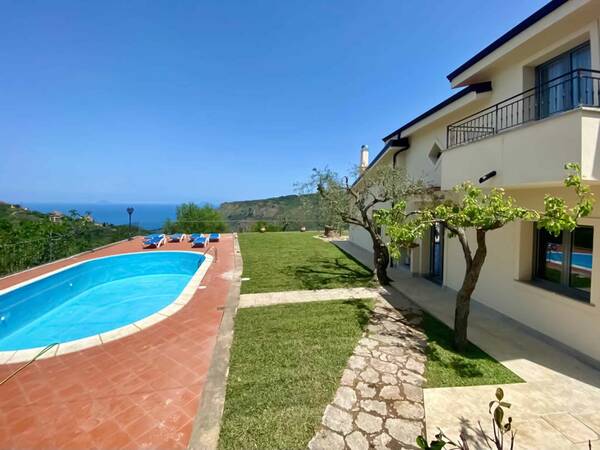 Villa per vacanze con piscina privata e vista mare