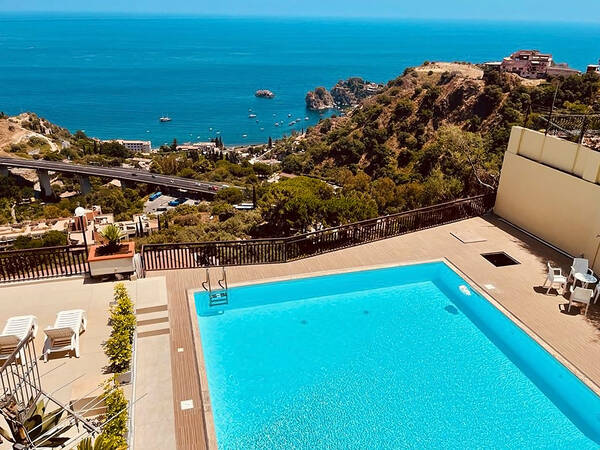 Piscina con vista mare per le vostre vacanze a Taormina