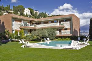 Il giardino mediterraneo con piscina a Taormina