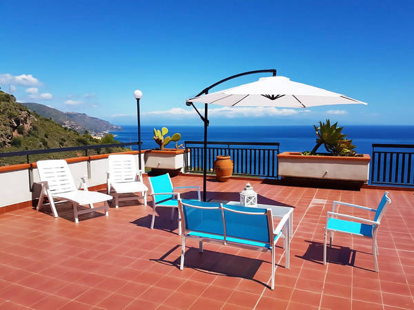 Grande terrazza con fantastica vista sul mare