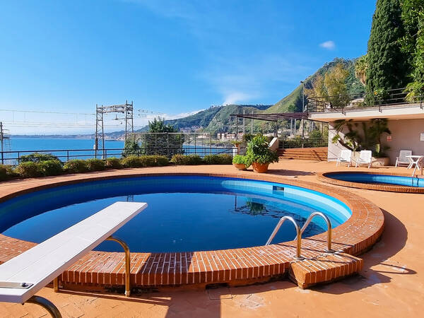 Appartamento vacanza con piscina e vista mare