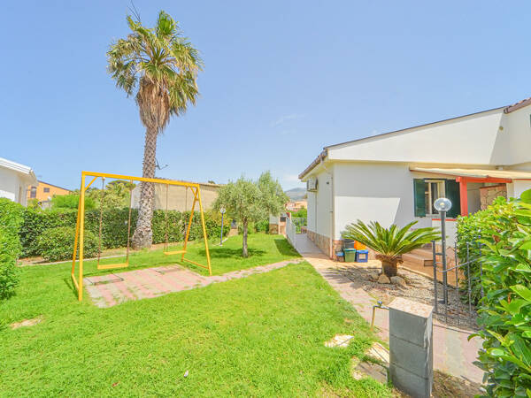 Casa vacanze in Sicilia sul mare con piscina e giardino